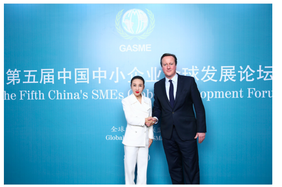 美神煦氰与卡梅伦牵手中小企业发展与国际并肩前行
