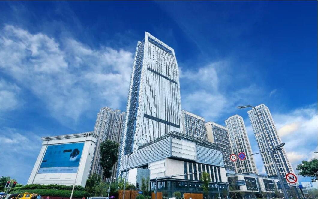 这个位于成都南北中轴线及天府新区核心商务区的蓝润置地广场,被视为