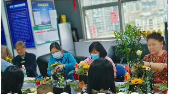 中国人寿寿险福州市收展第一营销服务部开展“花香凝情谊，服务暖人心” 客户服务活动
